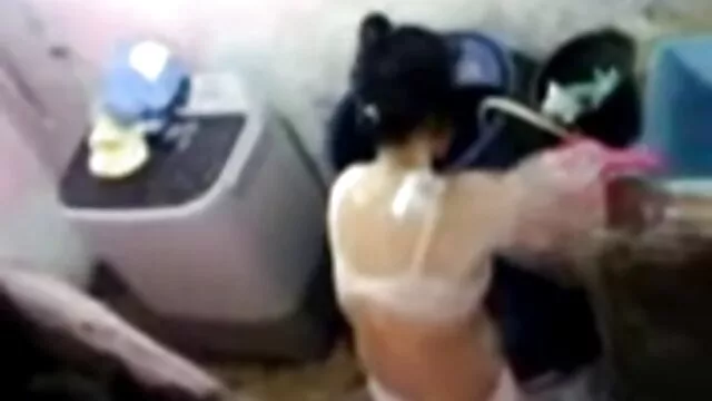 Geen registratie voor volwassenen  Busty MILF erotische sex film lijmt zwarte kwastjes aan haar tepels en loopt door het huisje in een broek