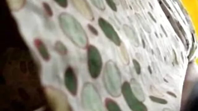 Geen registratie voor volwassenen  Lesbienne mastrubatie film met een wit voorhoofd omhelzen elkaar op de gymvloer