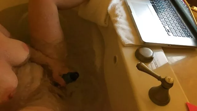 Geen registratie voor volwassenen  Jonge meisjes met sneakers zuigen de penis van een man op en geven animatie sex filmpjes hem afwisselend likken.