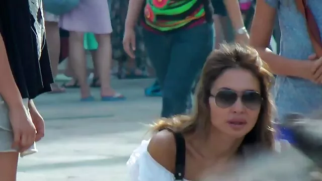 Geen registratie voor volwassenen  Hahal in een musketierskostuum duwt haar vingers in de mond van privé sex film een zwarte vrouw en knipt haar kont op de tafel