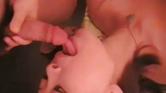 Geen registratie voor volwassenen  Slanke vrouwen met kleine borsten nemen rubber dildo porna filmpjes vormige gaten