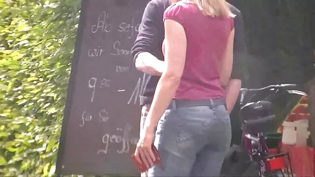 Geen registratie voor volwassenen  Jonge vrouw met een vlinder-vormige tatoeage aan haar zijde zal tanden nemen incest sexfilmpjes en je een hoed geven
