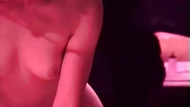 Geen registratie voor volwassenen  Een menigte zwarte mensen laat een blondje achter in een cirkel met erotiek gratis films een immense kont in een bar