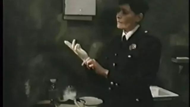 Geen registratie voor volwassenen  Gebruind meisje in badpak om grote borsten te maken in de badkamer oudere vrouwen willen sex film