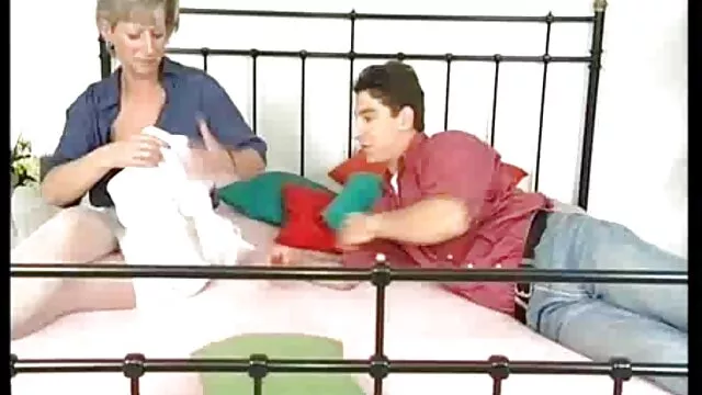 Geen registratie voor volwassenen  Roodharige Krala die erotische filmpjes gratis ballen zuigt en sperma uit een condoom drinkt.