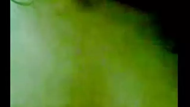 Geen registratie voor volwassenen  Een jong meisje zit op het gezicht gratis sexfilmpjes trio van een volwassen stel in een rode broek.