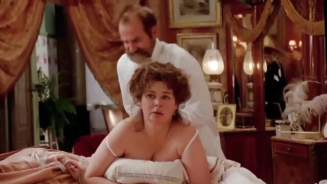Geen registratie voor volwassenen  Een ervaren masseur smeert het lichaam van een mager meisje grappige filmpjes sex met olie en streelt haar vagina.