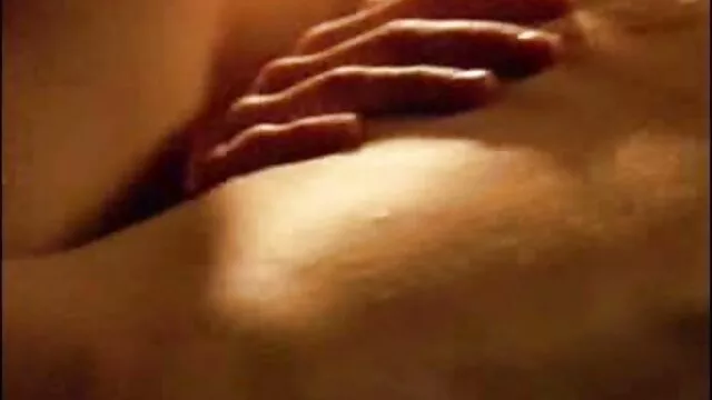 Geen registratie voor volwassenen  Na het smeren van gratis porno sex film olie na een bad, brunette zuigen en pony ' s op het bed