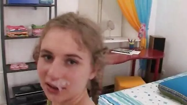 Geen registratie voor volwassenen  Spierliefhebber neemt een meisje op haar arm en stopt haar vagina in de penis free seks filmpjes