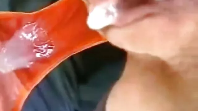 Geen registratie voor volwassenen  Een brunette met grote anale films tieten in de kofferbak van een vriend.