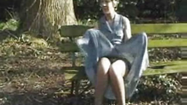 Geen registratie voor volwassenen  Kate Anissa met grote natuurlijke borsten die voor een spiegel poseren. erotische sex filmpjes