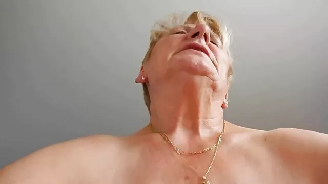 Geen registratie voor volwassenen  Kortharige MILF pijpt lange erotische films guy in de woonkamer.