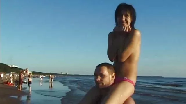 Geen registratie voor volwassenen  Jonge vrouw na bad om zeepbellen in Pet aan kinky sexfilmpjes te moedigen