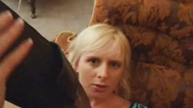 Geen registratie voor volwassenen  Alura Jenson met blond haar privé sex film aan kanker voor het bed en geeft een plek aan de boeren