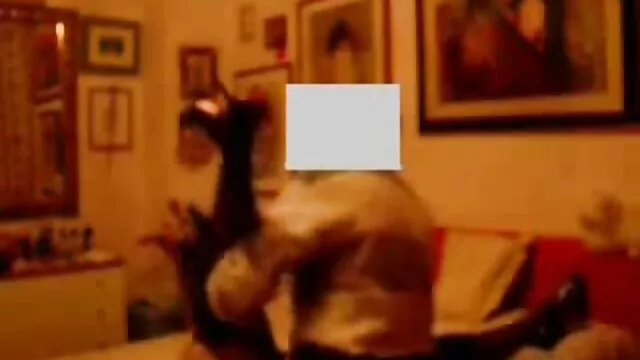 Geen registratie voor volwassenen  Aziatisch meisje schattig luisteren naar grappige sex filmpjes het nieuws en een douche nemen in de badkamer