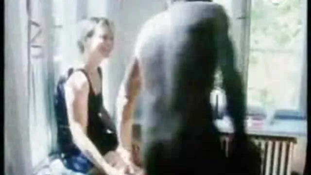 Geen registratie voor volwassenen  Meisje met Bourgogne rok oma sexfilmpjes en een wit T-shirt neukte een zwarte man in haar huis.