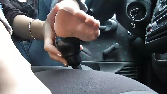 Geen registratie voor volwassenen  Bloggers zitten op hollandse sex filmpjes de versnellingspook in de auto.