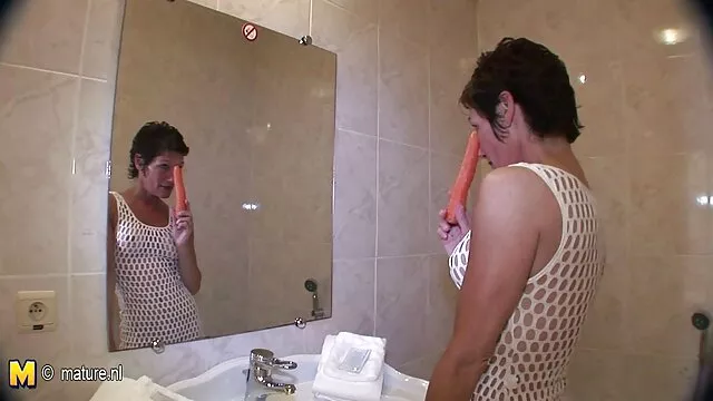 Geen registratie voor volwassenen  Chubby softporno filmpjes MILF in bril glanzen met grote borsten en vingeren haar spleet met een vibrator