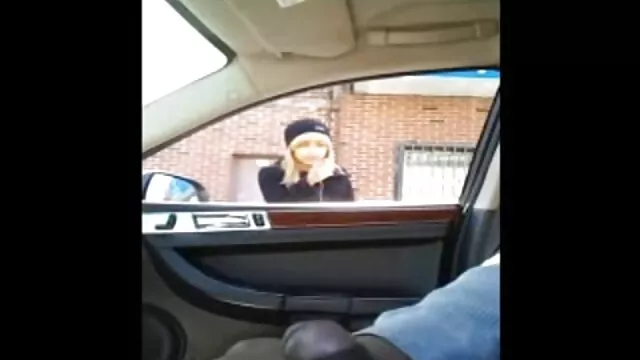 Geen registratie voor volwassenen  De taxichauffeur scheurde een mooie vrouw in neuk film een roze jurk en gaf hem een mond.