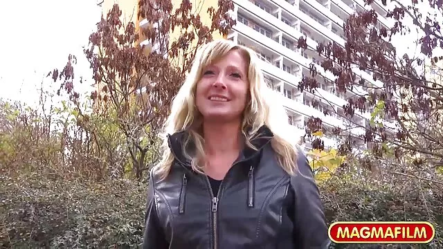 Geen registratie voor volwassenen  Masseuse pijpt een sex fun filmpjes man en geeft hem aan de tafel.