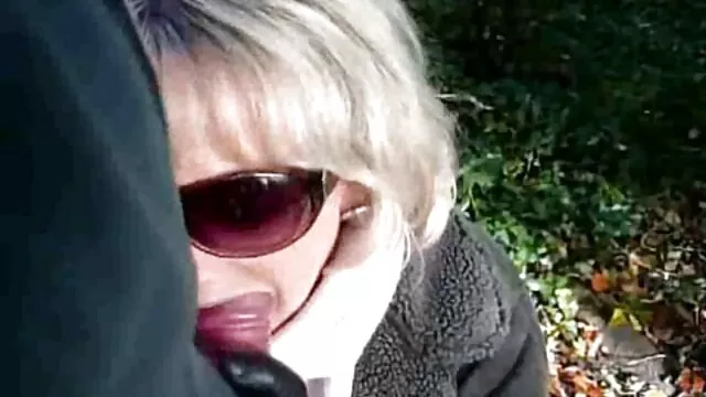 Geen registratie voor volwassenen  Man die pormo filmpjes moeders borst spreidt om haar te neuken en te neuken in het bos