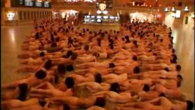 Geen registratie voor volwassenen  De blonde trok bisex filmpjes haar vriend ' s zwarte badjas uit en kuste haar grote borsten in de slaapkamer.