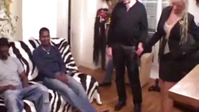 Geen registratie voor volwassenen  De man die een bout op het punt zet de brunette schouders wijd terwijl mastrubatie film haar vrienden luisteren