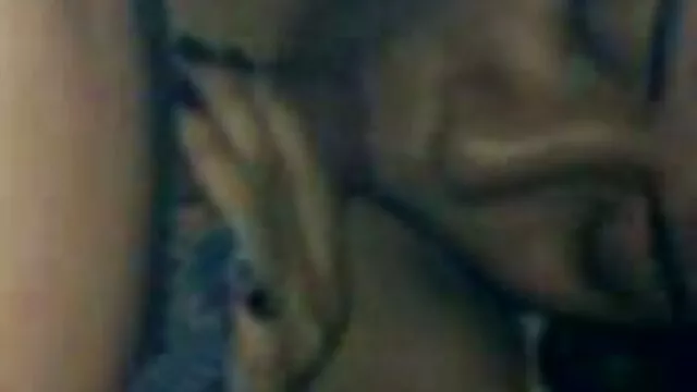 Geen registratie voor volwassenen  Een man sexfilmpjes massage in een blauw shirt likt tepelmeisje in de natuur