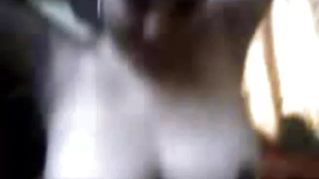 Geen registratie voor volwassenen  Een man draagt een condoom gay porno filmpjes om zijn lul en scheurde een zwarte vrouw op het strand