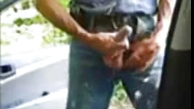Geen registratie voor volwassenen  Mager meisje gratis sex film 123 met lang haar en zwarte broek betast in groot bed