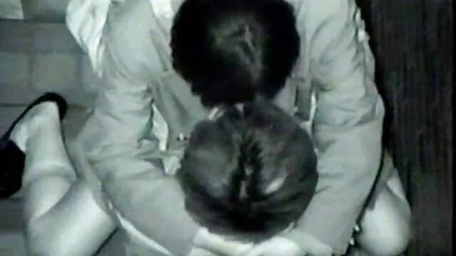 Geen registratie voor volwassenen  Een erotische sex film Brilman likt jonge brunette en steekt eldak erin.